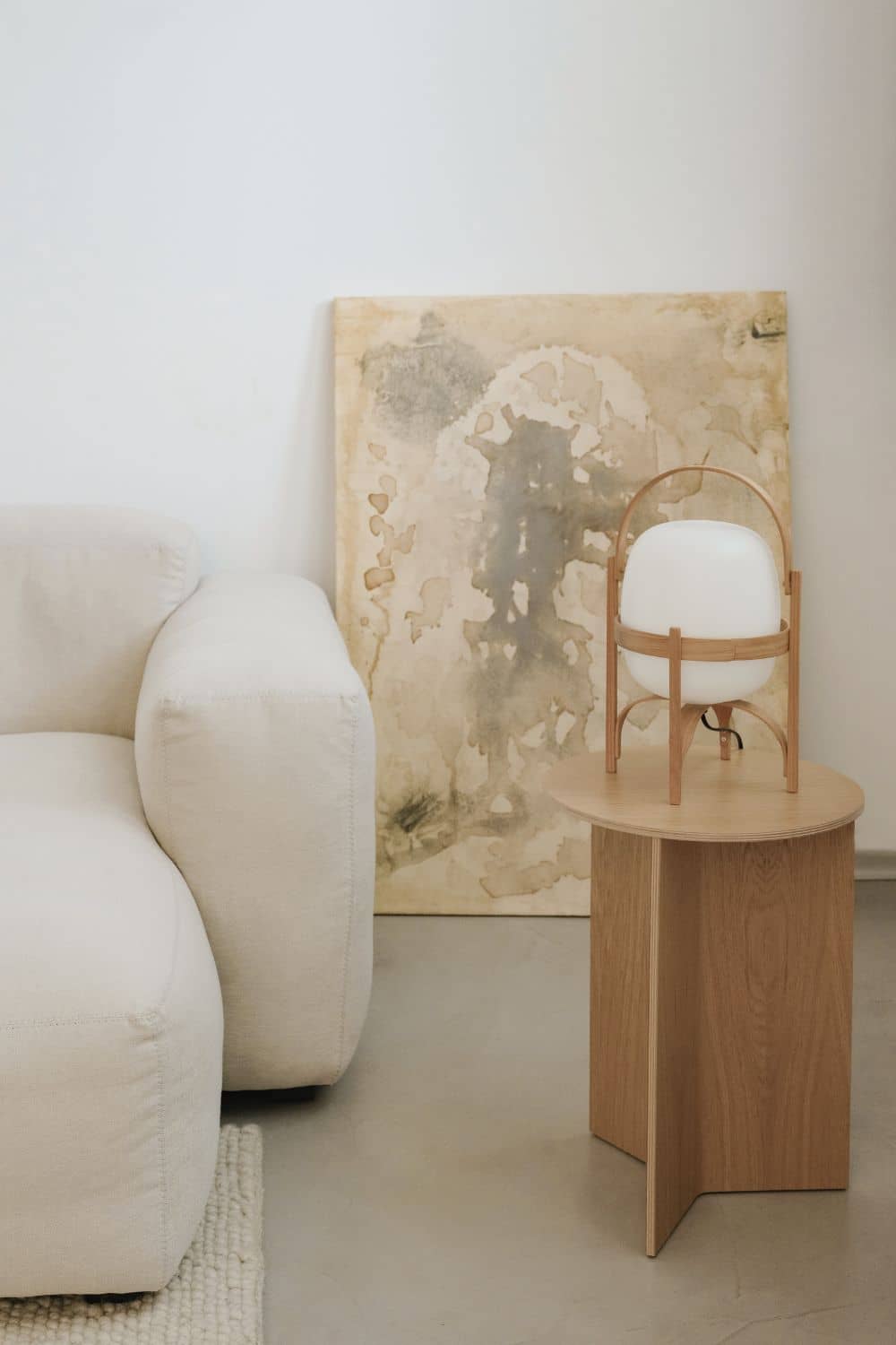 Minimalistisch eingerichtetes Zuhause mit klaren Linien, freien Flächen und harmonischer Farbpalette