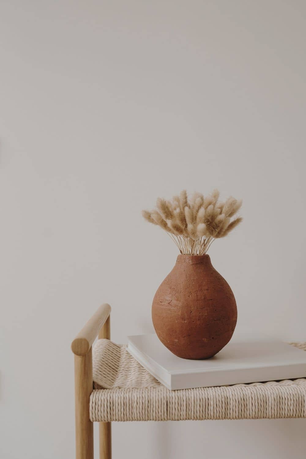 Minimalistisch eingerichtetes Zuhause mit klaren Linien, freien Flächen und harmonischer Farbpalette