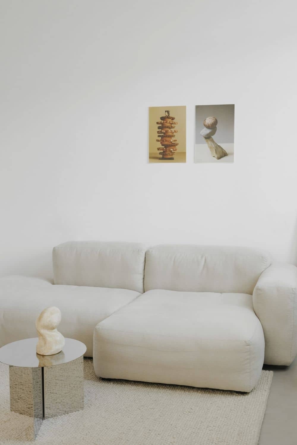 Minimalistisch eingerichtetes Zuhause mit klaren Linien, freien Flächen und harmonischer Farbpalette